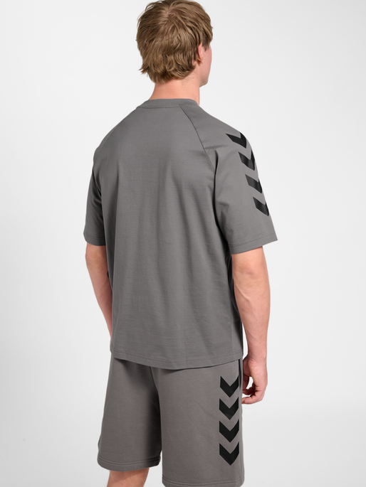 hmlKEEPER CHEVRON T-SHIRT S/S, CHARCOAL GRAY, model