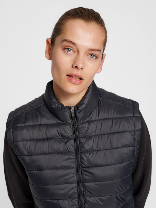 hmlRED QUILTED WAISTCOAT WOMAN, BLACK, model