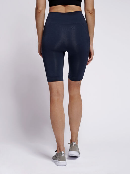 hmlTIF SEAMLESS CYCLING SHORTS, BLACK IRIS, model