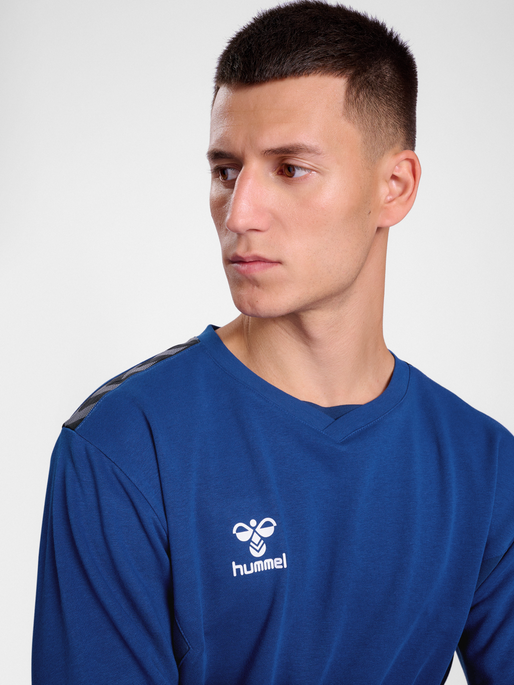 hmlAUTHENTIC CO TRAINING SWEAT, TRUE BLUE, model