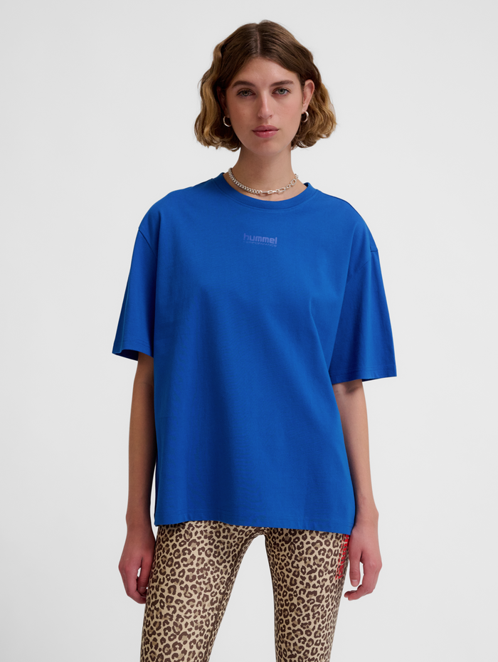 hmlFAST LOOSE T-SHIRT S/S, OLYMPIAN BLUE, model