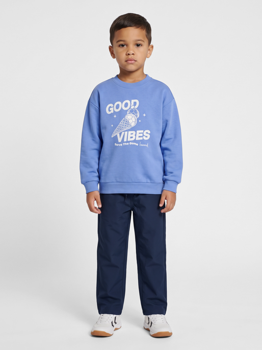 hmlJR GRAPHIC SWEATSHIRT, PERSIAN JEWEL, model