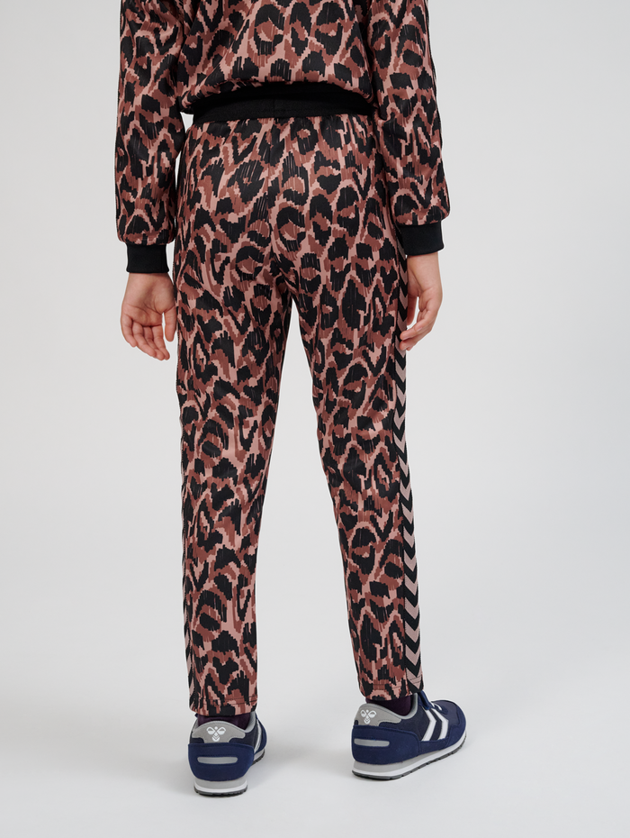 hmlAMMI PANTS, ADOBE ROSE, model