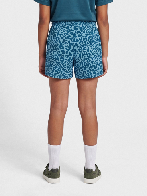 hmlFLOWY AOP SHORTS, BLUE CORAL, model