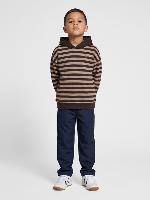 hmlJR CONELLY BOXY CONTRAST HOODIE, CHOCOLATE TORTE, model