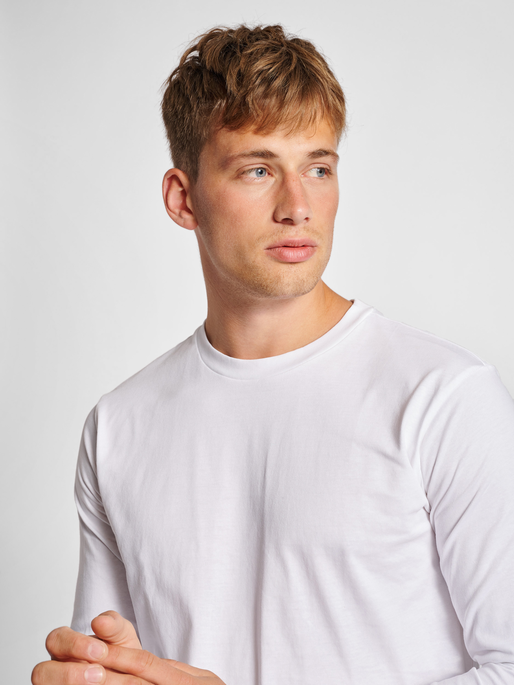 hmlRED HEAVY T-SHIRT L/S, WHITE, model