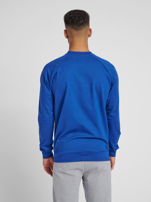HMLGO COTTON LOGO SWEATSHIRT, TRUE BLUE, model