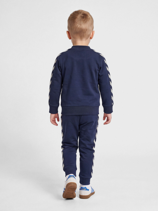 hmlBILLE TRACKSUIT, BLACK IRIS, model