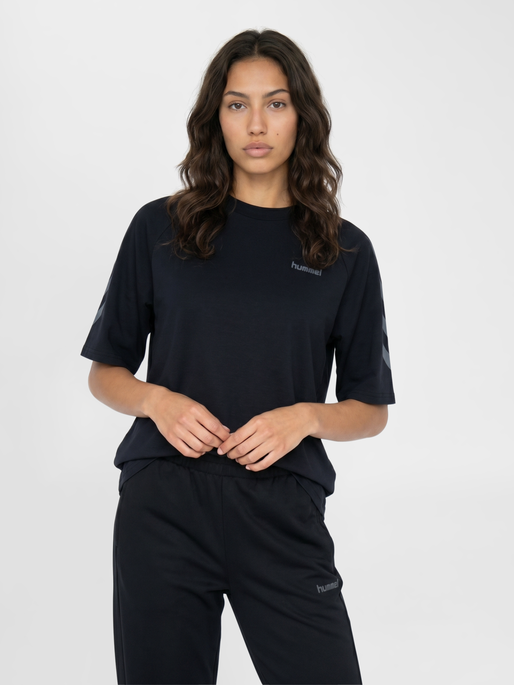 hmlKEEPER CHEVRON W T-SHIRT S/S, BLACK, model