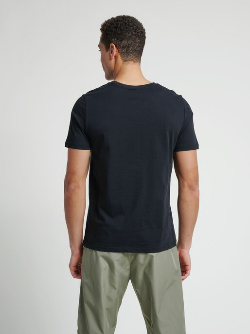 hmlDUNCAN T-SHIRT, BLACK, model