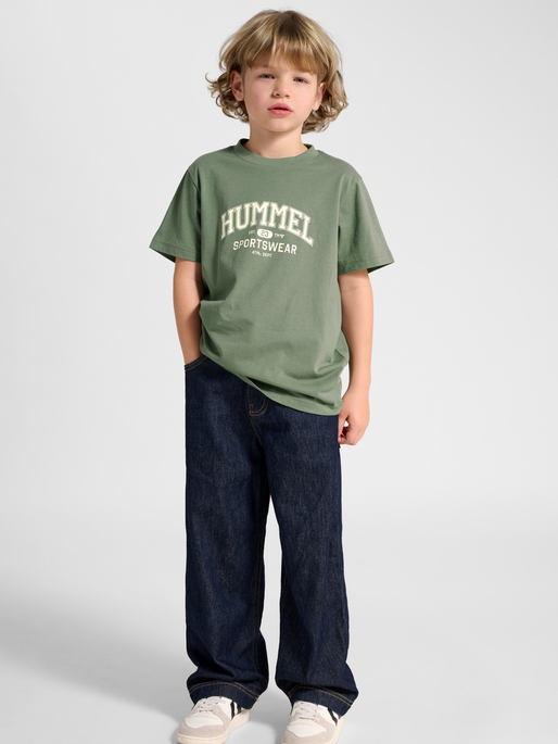 hmlJR REG GRAPHIC T-SHIRT S/S, LAUREL WREATH, model