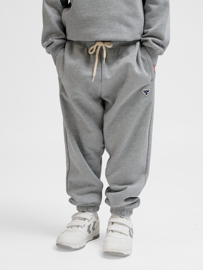 hmlJR LOOSE SWEATPANTS BEE, GREY MELANGE, model