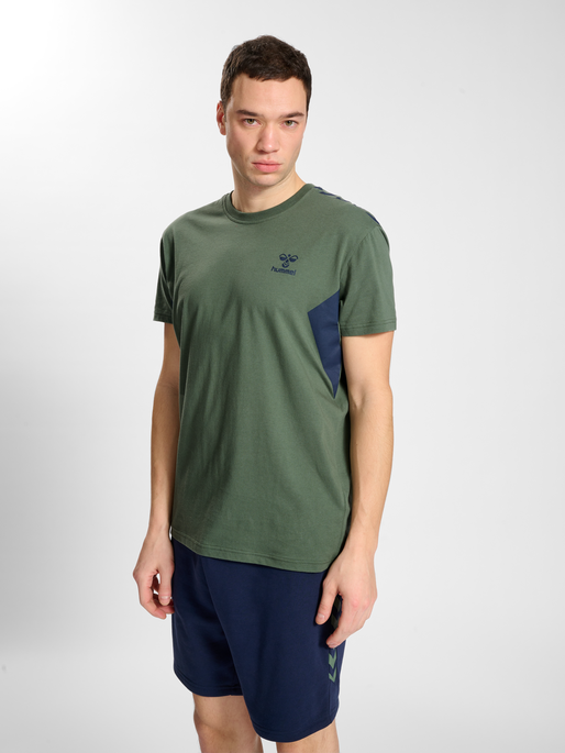 hmlSTALTIC COTTON T-SHIRT S/S, DUCK GREEN, model