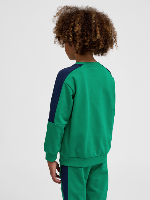 hmlDIXEN SWEATSHIRT, PEPPER GREEN, model