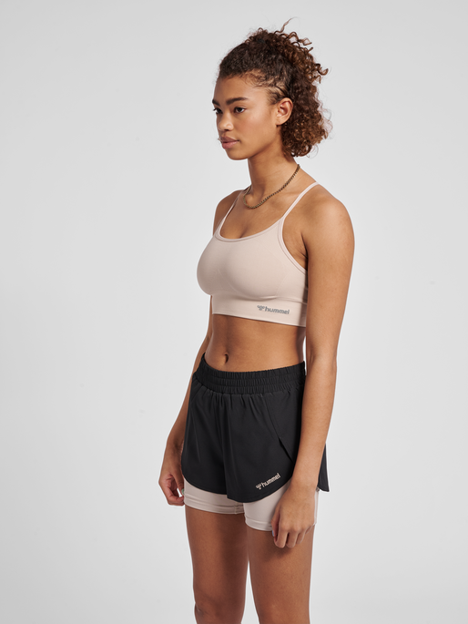 hmlTIFFY SEAMLESS SPORTS TOP, CHATEAU GRAY, model