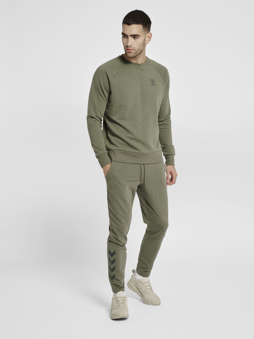 hmlISAM TAPERED PANTS, BEETLE, model