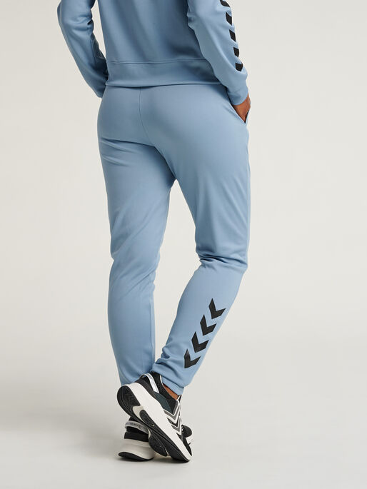 hmlZIBA TAPERED PANTS, FADED DENIM, model