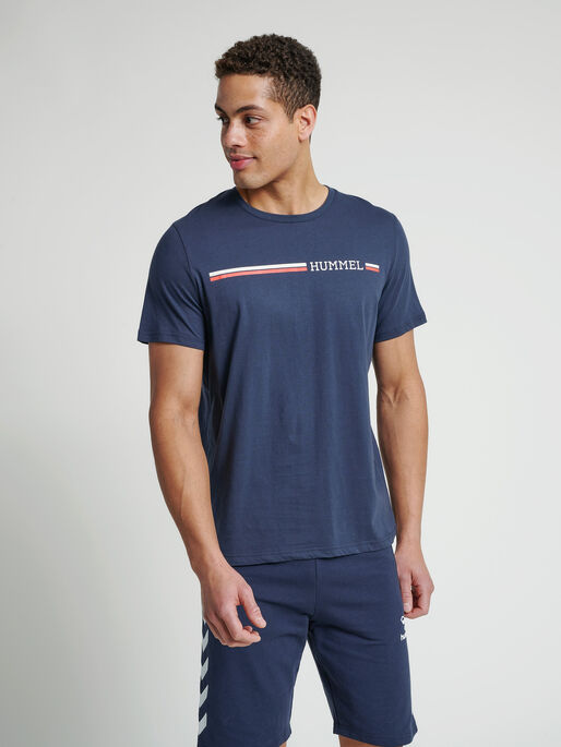 hmlMONTREAL T-SHIRT, BLUE NIGHTS, model