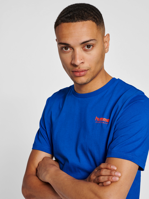 hmlLGC JOSE T-SHIRT, MAZARINE BLUE, model