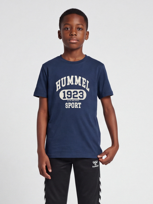 hmlPRINT T-SHIRT S/S, BLACK IRIS, model