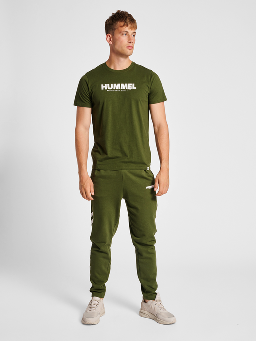 hmlLEGACY T-SHIRT, RIFLE GREEN, model