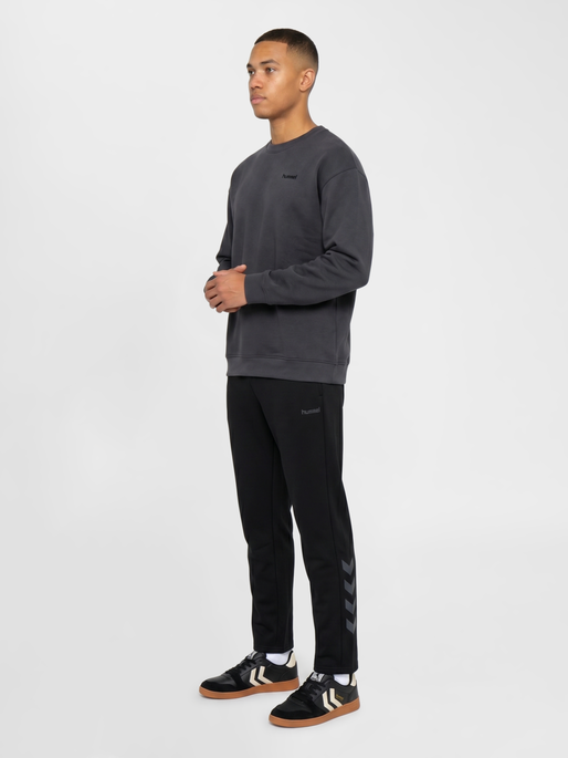 hmlKEEPER GRAPHIC CREWNECK, EBONY, model