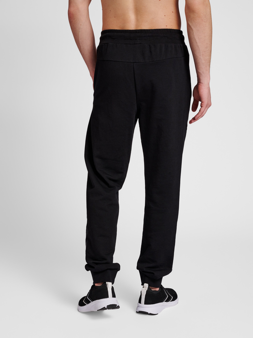 hmlISAM 2.0 REGULAR PANTS, BLACK, model