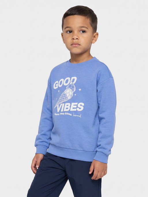 hmlJR GRAPHIC SWEATSHIRT, PERSIAN JEWEL, model