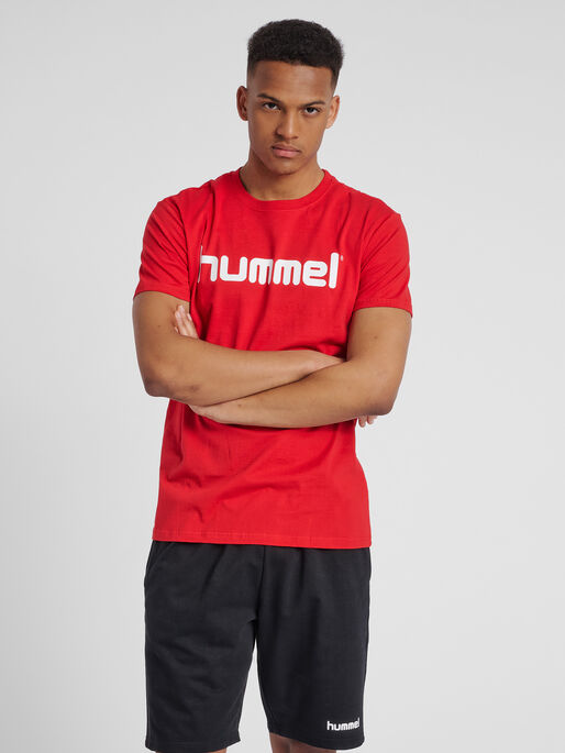 HUMMEL GO COTTON LOGO T-SHIRT S/S, TRUE RED, model