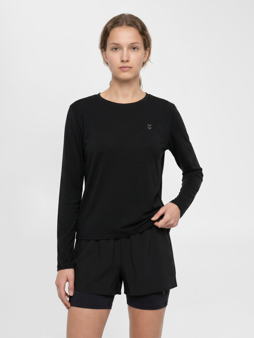 hmlYOGA SOFT LOOSE W T-SHIRT LS, BLACK, model