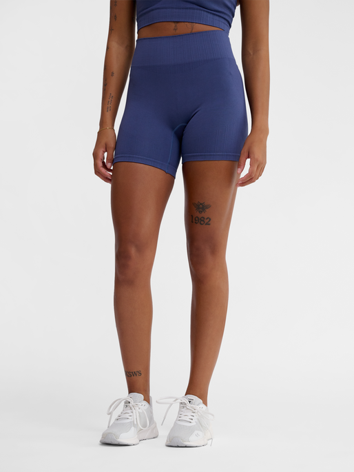 hmlMT DEFINE SEAML SCRUNCH SHORTS, BLUE INDIGO, model