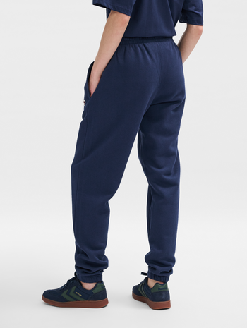 hmlREGULAR SWEATPANT BEE, DRESS BLUES, model