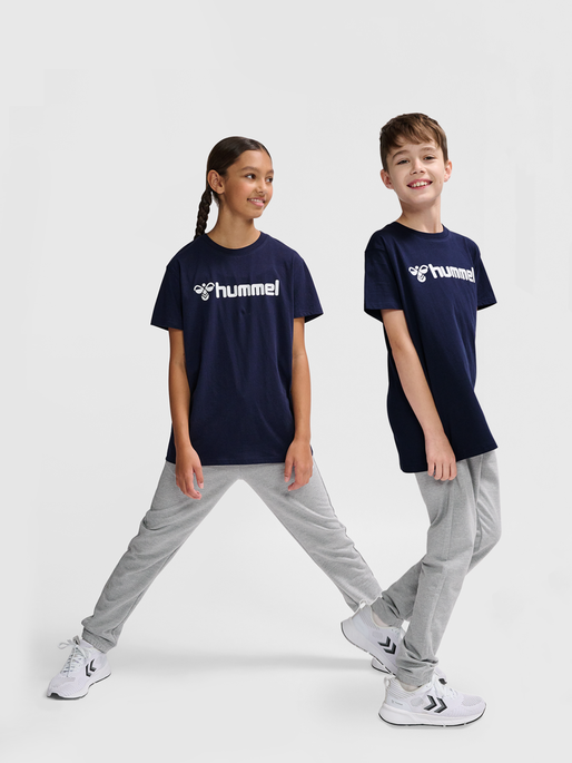 hmlGO 2.0 LOGO T-SHIRT S/S KIDS, MARINE, model