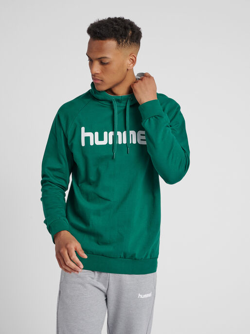 HMLGO COTTON LOGO HOODIE, EVERGREEN, model