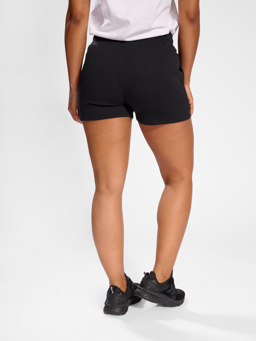 hmlLEGACY WOMAN SHORTS, BLACK, model