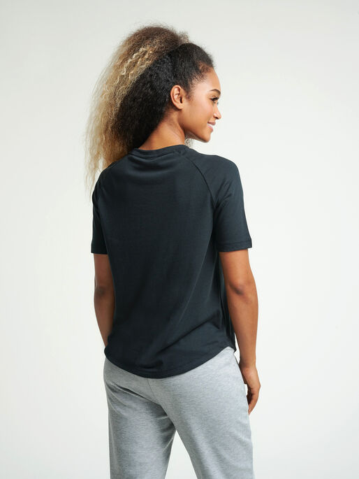 hmlVANJA T-SHIRT S/S, BLACK, model