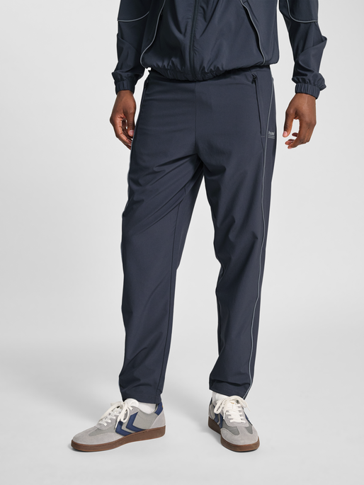 hmlPULSE WOVEN PANTS, EBONY, model