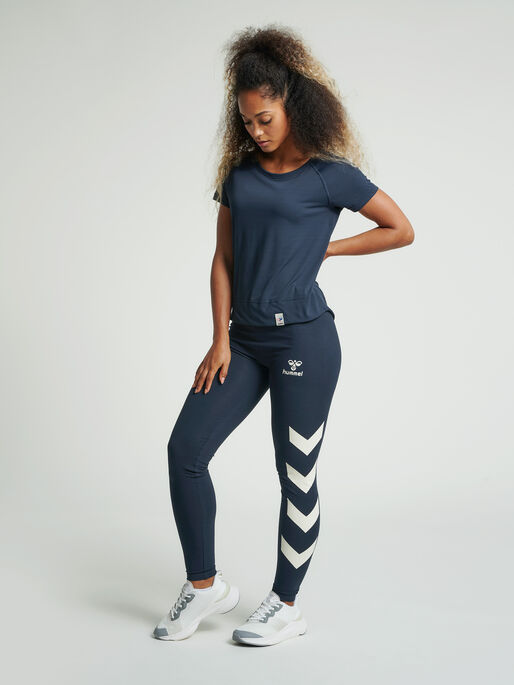 hmlPAMMI LOOSE T-SHIRT, BLUE NIGHTS, model