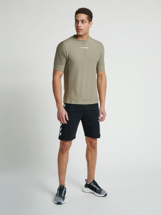 hmlRAY 2.0 SHORTS, BLACK, model