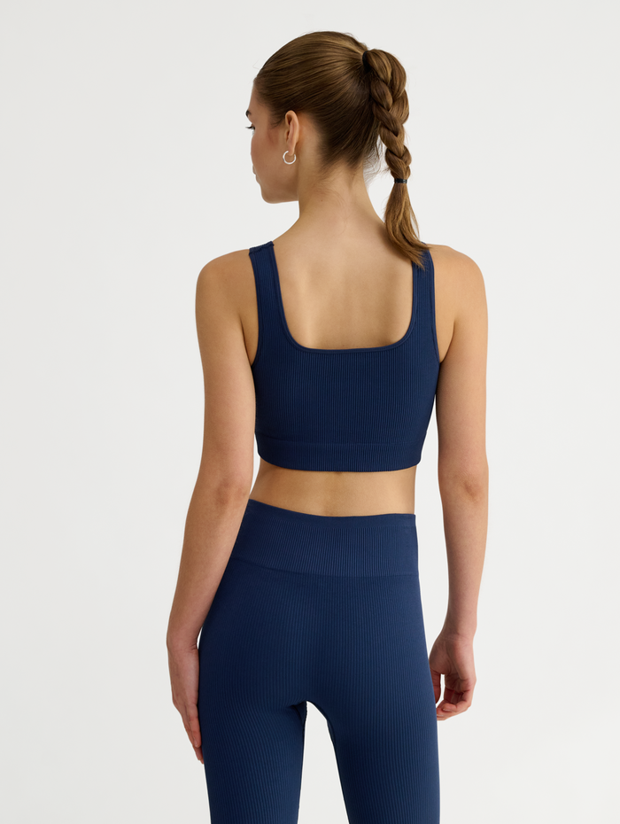 hmlPULSE SEAMLESS RIB BRA, DRESS BLUES, model