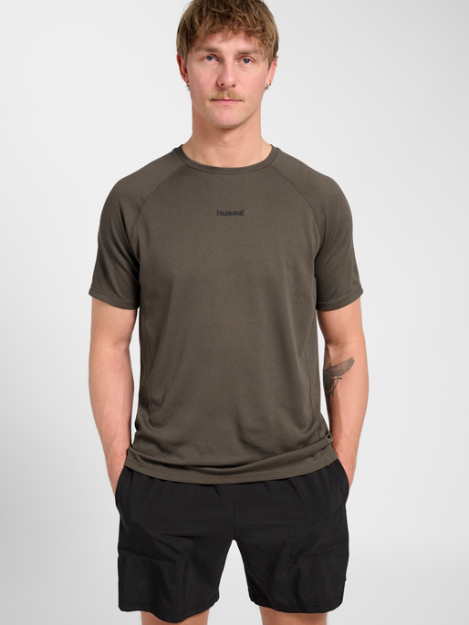 hmlMOMENTUM T-SHIRT S/S, MAJOR BROWN, model