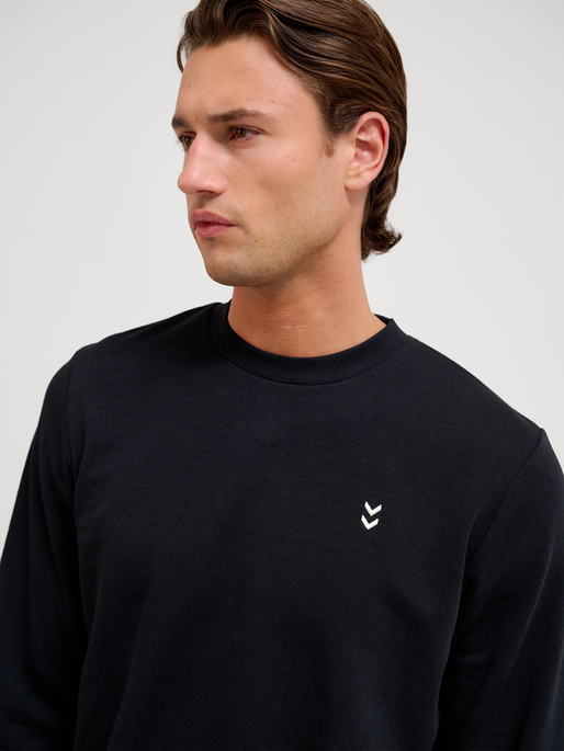 hmlPULSE SWEAT CREWNECK, BLACK, model