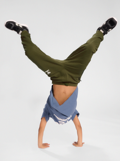 hmlON PANTS, OLIVE NIGHT, model