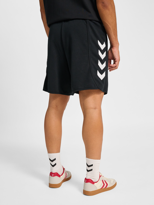 hmlOVERSIZED WILLY SHORTS, BLACK, model