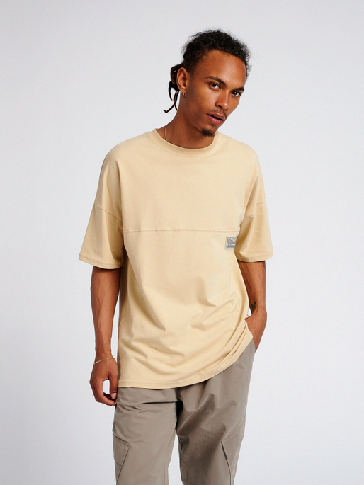 hmlBEACH BREAK T-SHIRT, 8002, model