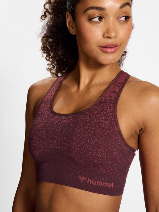 hmlMT FADE SEAMLESS SPORTS TOP, BITTER CHOCOLATE, model
