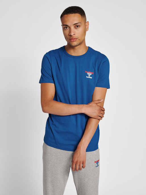 hmlIC DAYTON T-SHIRT, TRUE BLUE, model