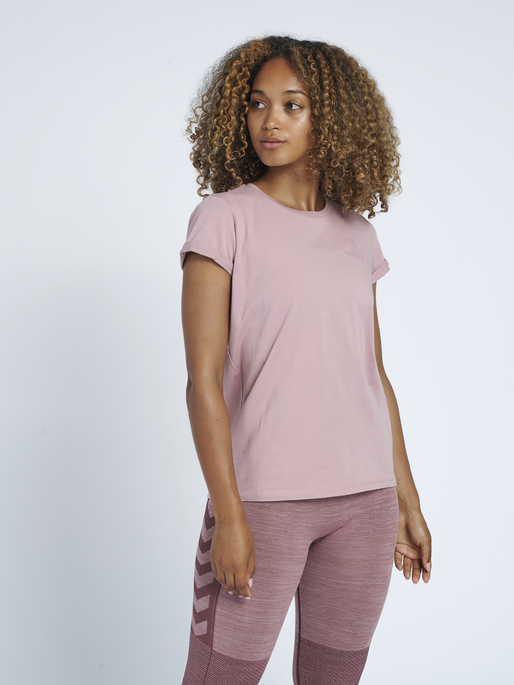 HMLISOBELLA T-SHIRT S/S, WOODROSE, model