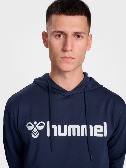 hmlGO 2.0 LOGO HOODIE, MARINE, model