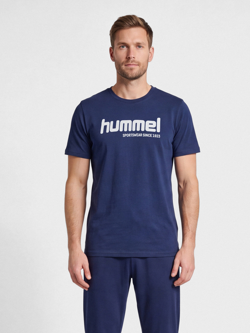 hmlPULSE GRAPHIC T-SHIRT S/S, DRESS BLUES/WHITE, model